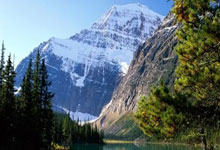 危险动作，丹-伯恩拼抢中踢到巴伊拉米头部，裁判没有给牌.